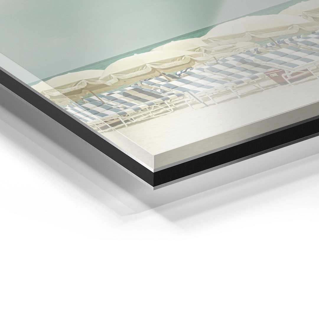 Detailansicht Acryl Wandbild mit Vintage Strandmotiv, Liegestühle und Sonnenschirme am Meer
