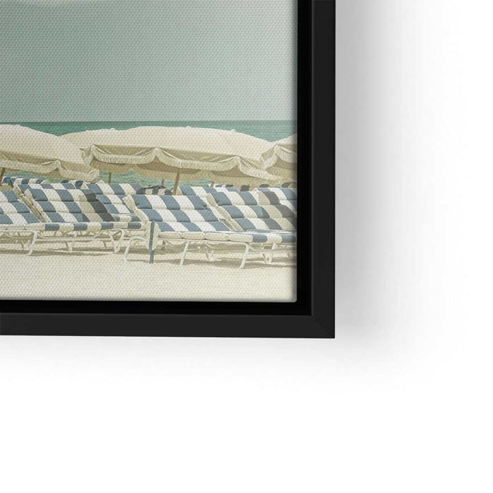 Vintage Strandbild mit leeren Liegestühlen und Sonnenschirmen, Wandbild im Rahmen