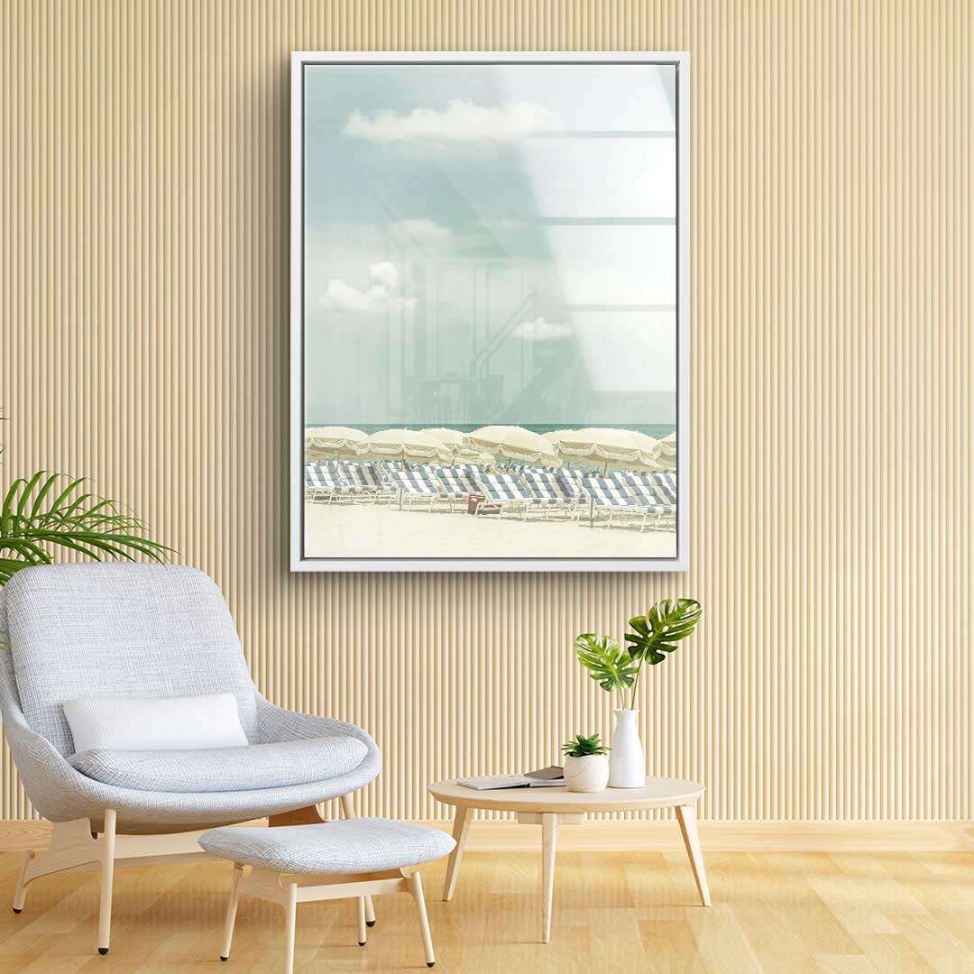 Wandbild mit Vintage-Strandmotiv, Liegestühle und Sonnenschirme, moderne Wohnzimmerdeko