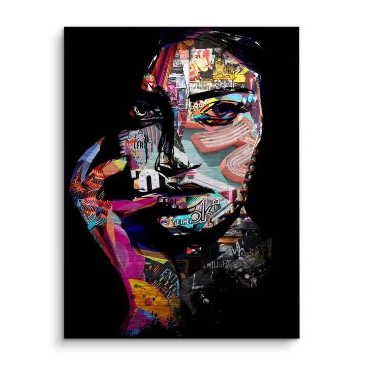 Modernes Wandbild mit bunter Collage eines Frauengesichts im urbanen Pop Art Stil