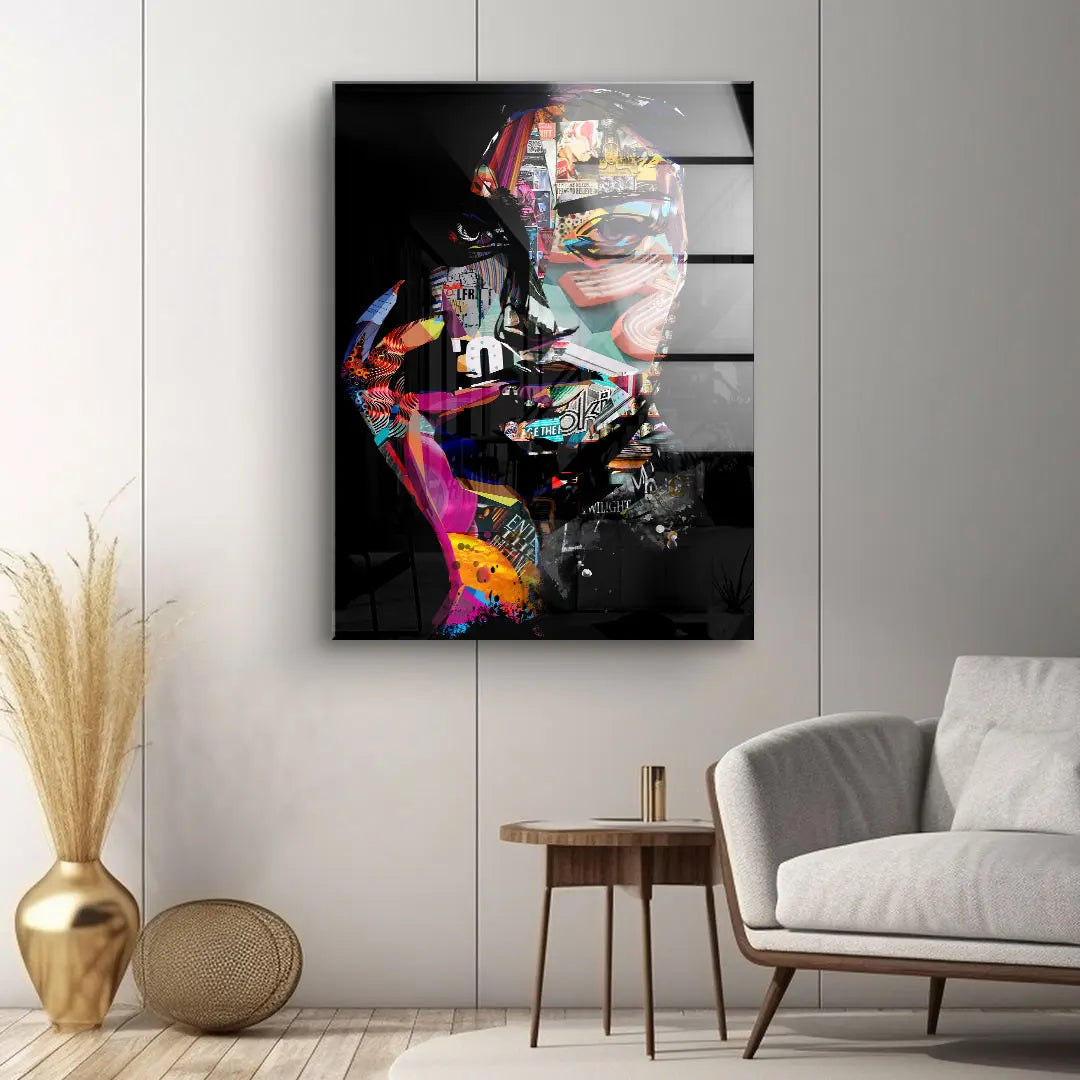 Modernes Wandbild mit bunter, abstrakter Frauen-Porträtkunst in stilvollem Wohnzimmer
