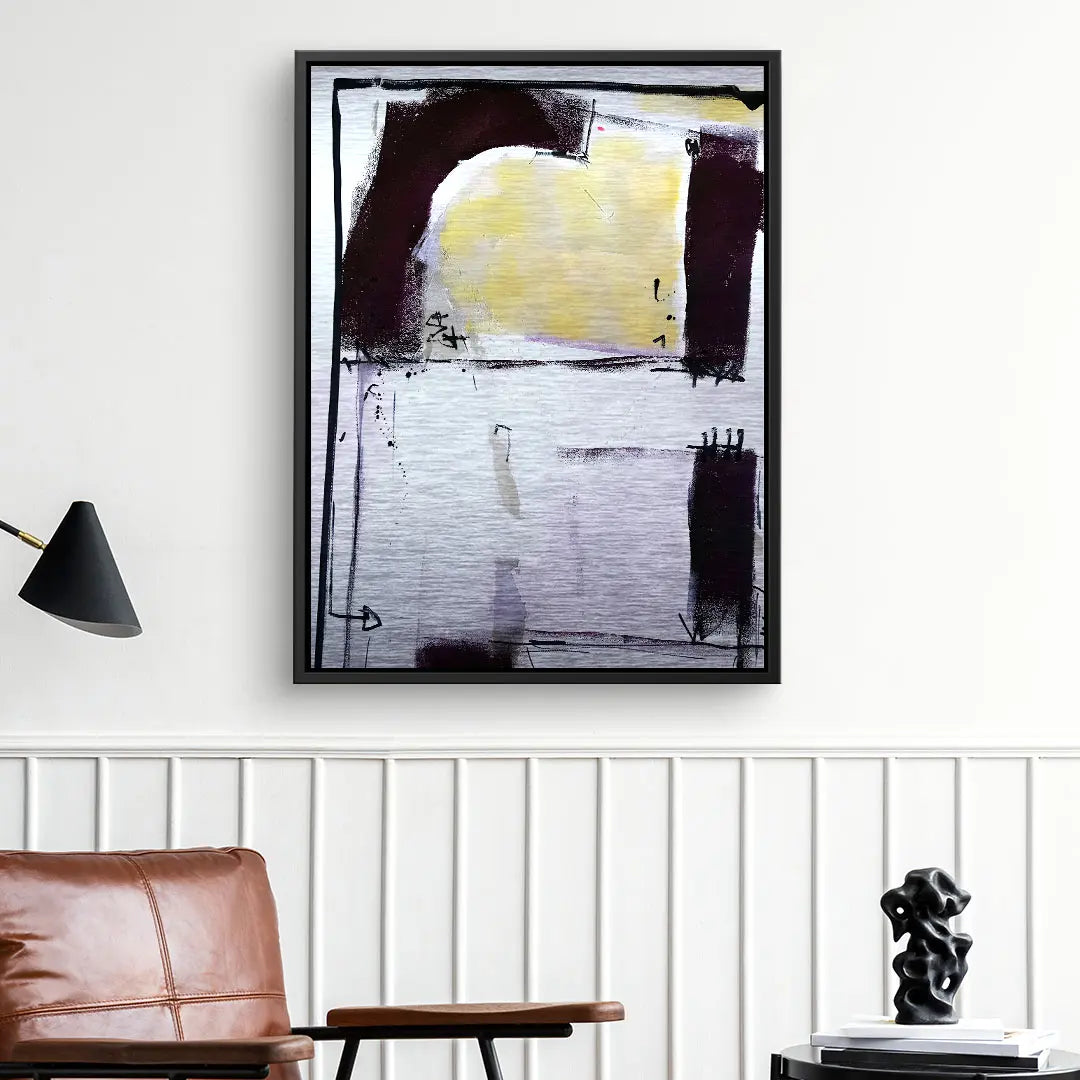 Modernes abstraktes Wandbild mit schwarzen und gelben Farbakzenten im Wohnzimmer