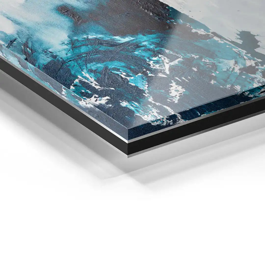Detailansicht eines Wandbilds aus Acrylglas mit abstraktem Wasser-Motiv in Blau und Weiß
