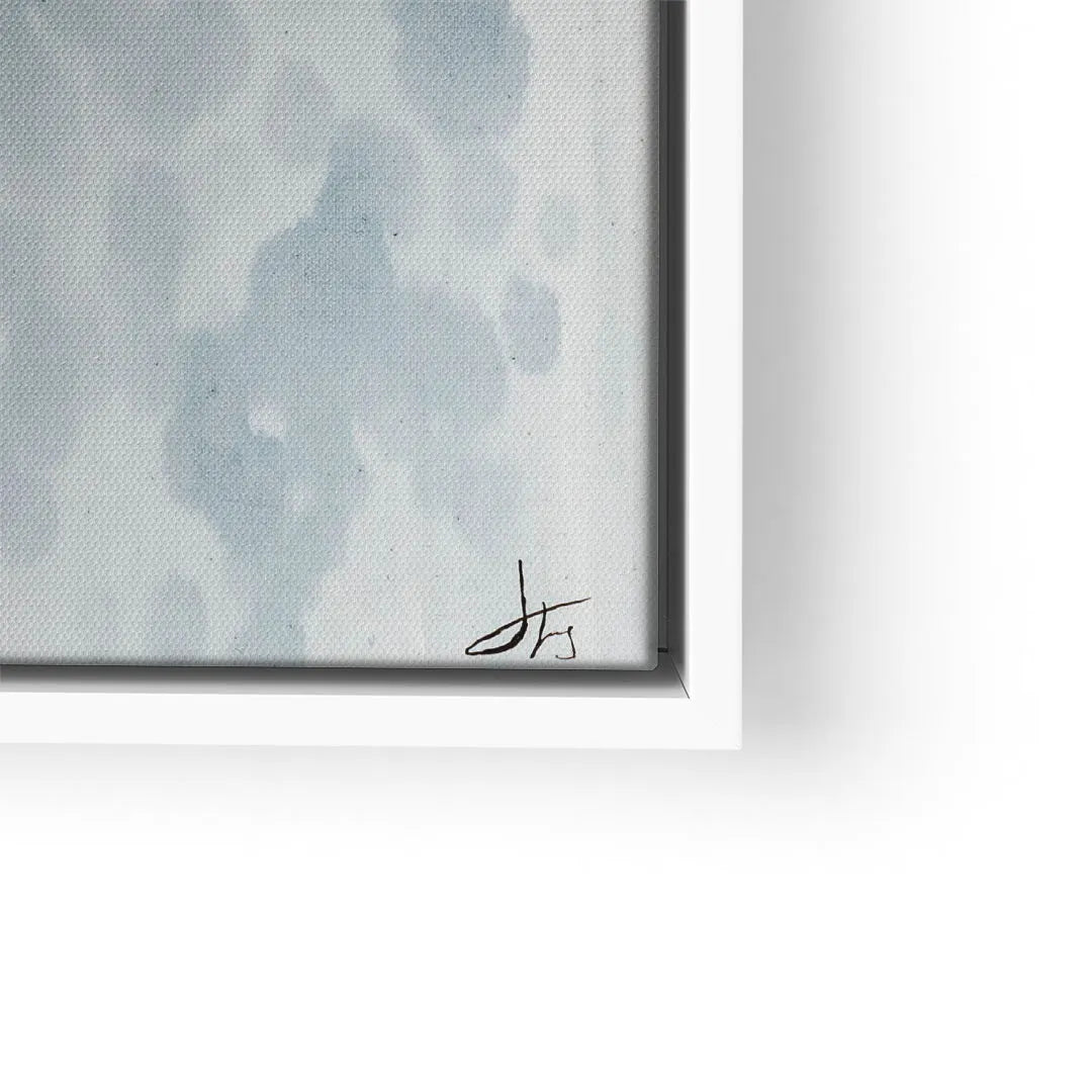 Modernes Wandbild mit abstraktem Wasser-Motiv in sanften Blau- und Weißtönen, weißer Rahmen