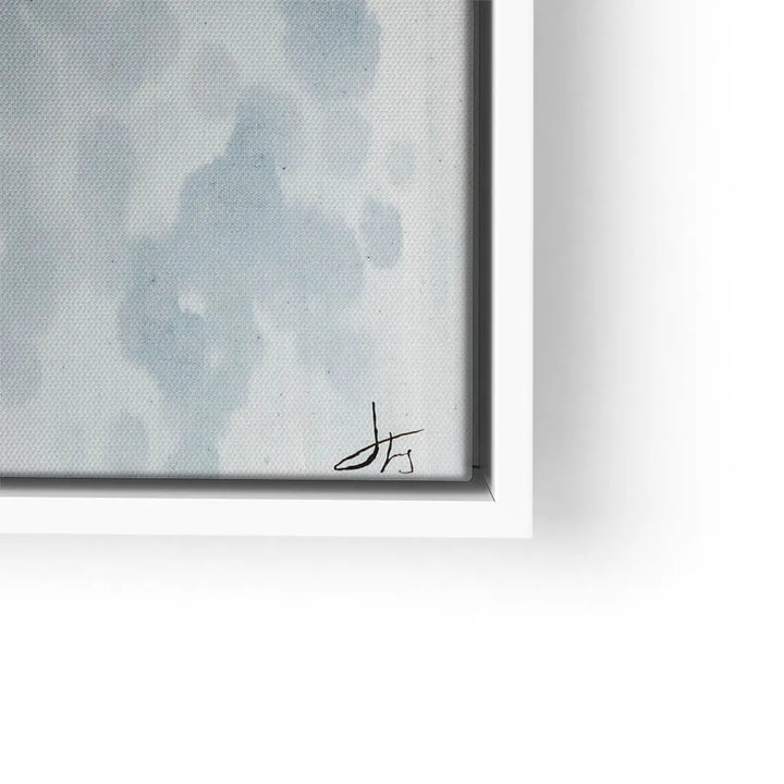 Modernes Wandbild mit abstraktem Wasser-Motiv in sanften Blau- und Weißtönen, weißer Rahmen