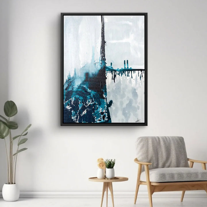 Modernes abstraktes Wandbild in Blau und Weiß über Sessel im minimalistischen Wohnzimmer