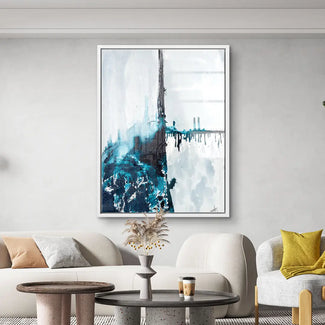 Modernes abstraktes Wandbild in Blau und Weiß über Sofa im stilvollen Wohnzimmer