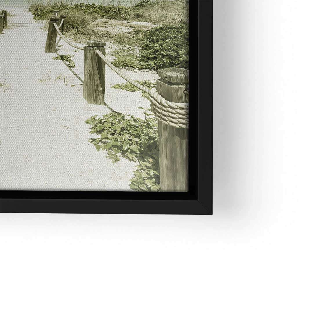 Vintage Wandbild mit Sandweg zum Strand, Holzpfosten und Pflanzen im schwarzen Rahmen