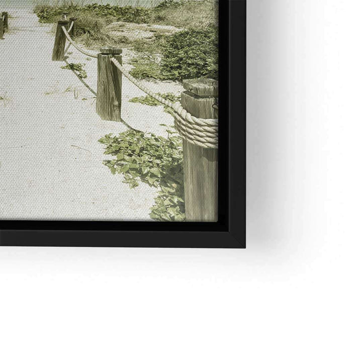 Vintage Wandbild mit Sandweg zum Strand, Holzpfosten und Pflanzen im schwarzen Rahmen