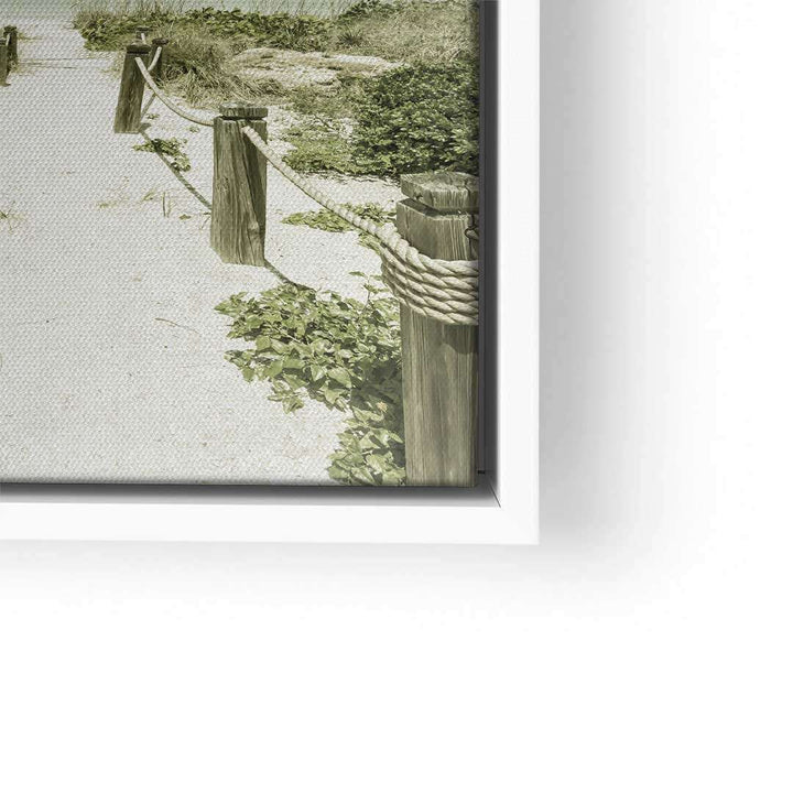 Vintage Wandbild mit Sandweg zum Strand und Holzpfosten mit Seil im weißen Rahmen