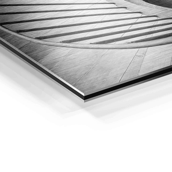 Detailaufnahme eines modernen Wandbilds mit künstlerischer schwarz-weißer Wendeltreppe auf Aluminium