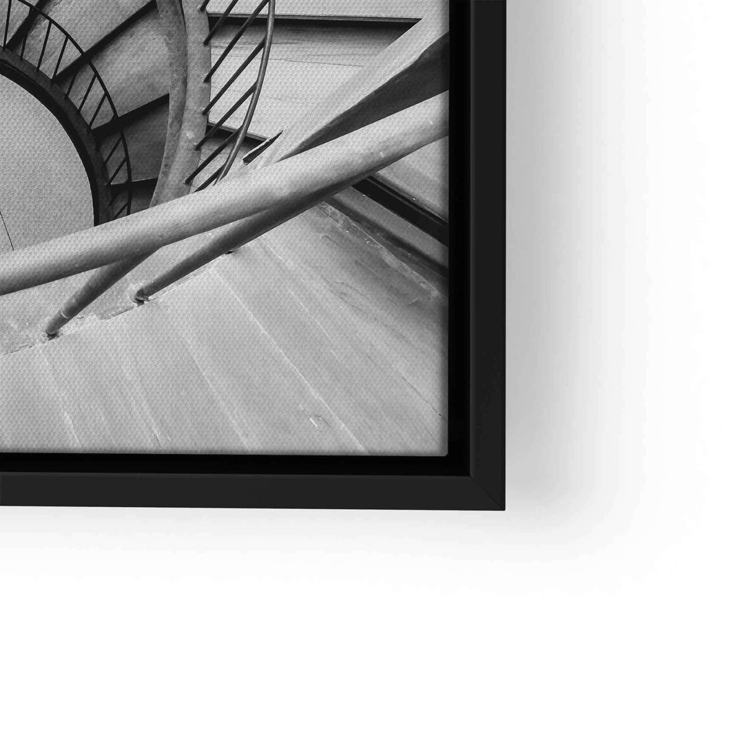 Schwarzweiß Wandbild mit kunstvoller Wendeltreppe, modernes Architektur-Motiv im Rahmen