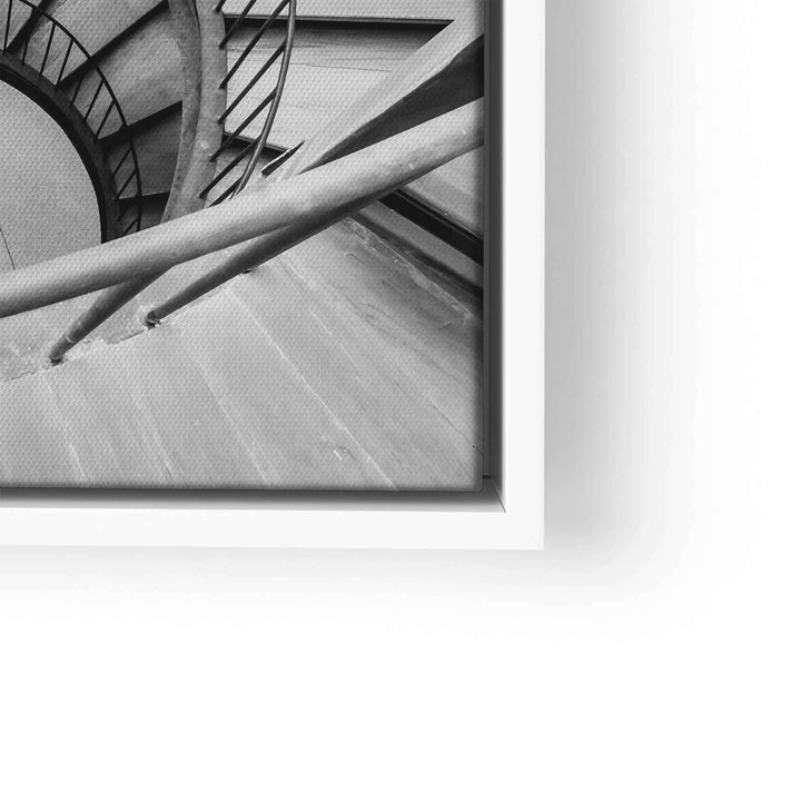 Schwarz-weiß Wandbild mit moderner Wendeltreppe und architektonischen Linien
