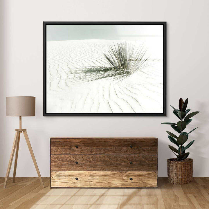 Wandbild mit Wüstenlandschaft, weißen Sanddünen und Graspflanze im modernen Wohnzimmer