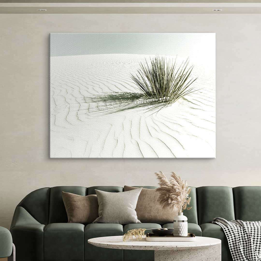 Modernes Wandbild mit Wüstenpflanze auf weißem Sand im Wohnzimmer, Vintage Kunst