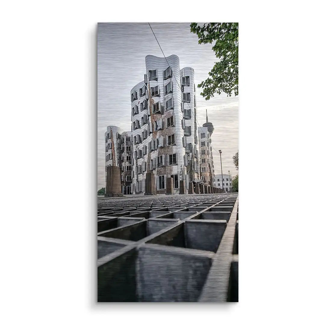 Modernes Wandbild mit architektonischem Gebäude, metallische Fassade und Gitterstruktur