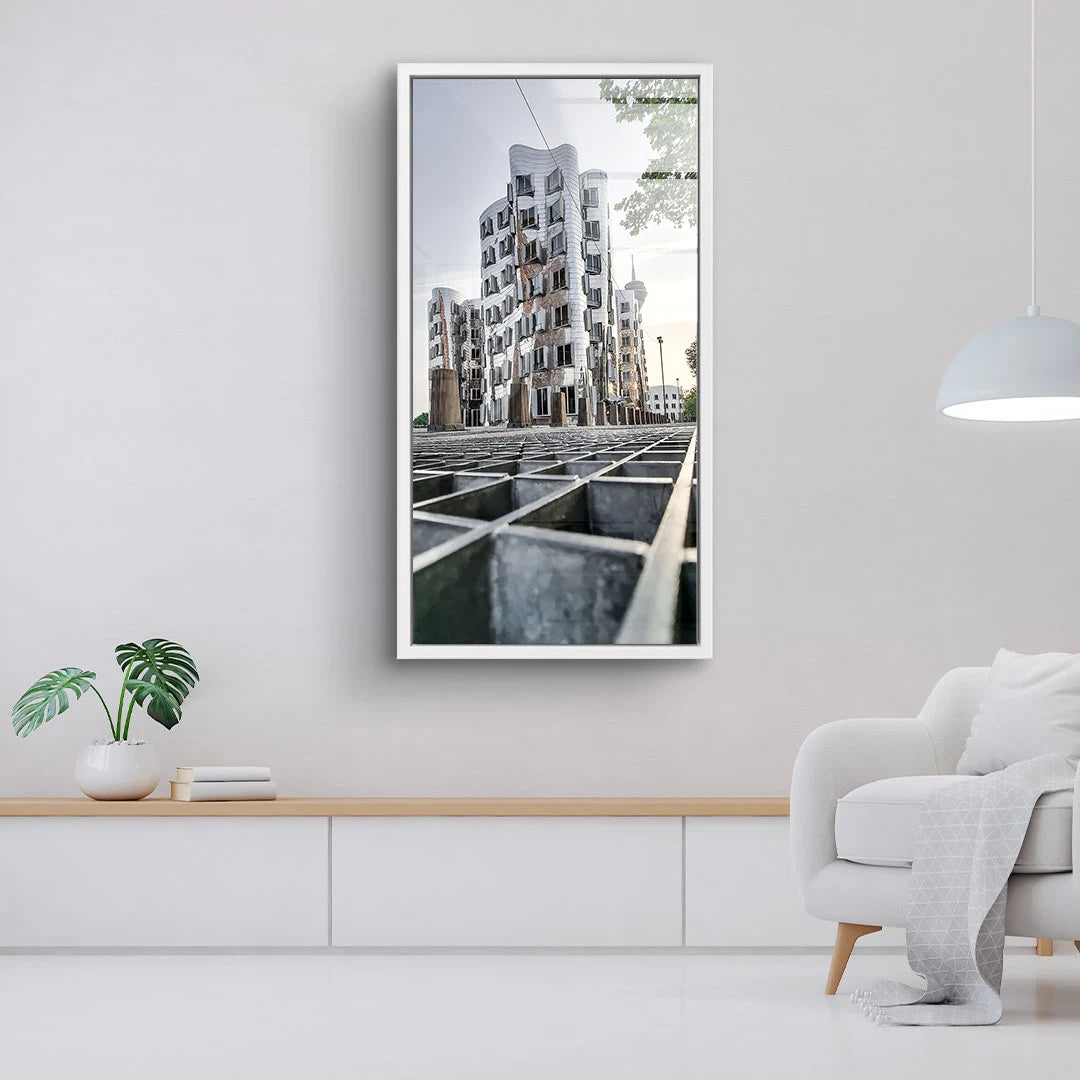 Modernes Wandbild mit abstrakt fotografiertem Gebäude, dekorativ im Wohnzimmer an weißer Wand.