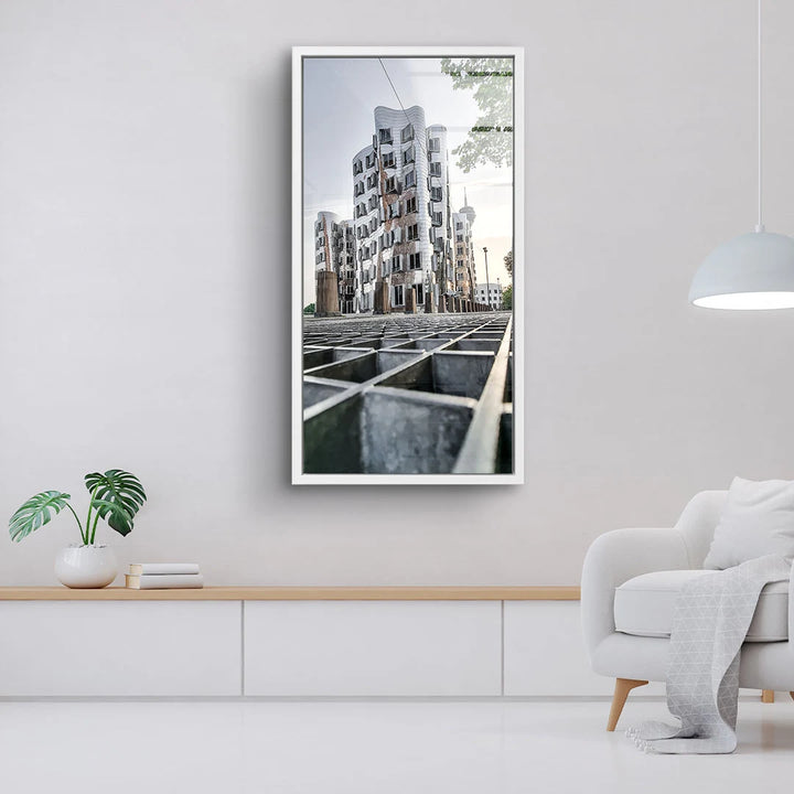 Modernes Wandbild mit abstrakt fotografiertem Gebäude, dekorativ im Wohnzimmer an weißer Wand.