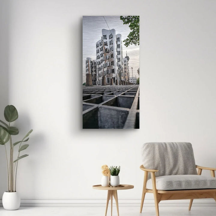Modernes Wandbild mit abstraktem Stadtmotiv in heller, minimalistisch eingerichteter Wohnung