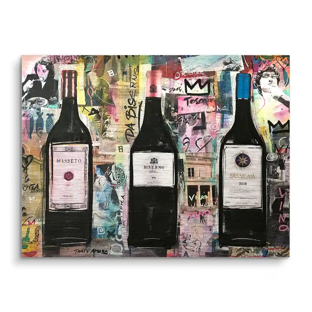 Künstlerisches Wandbild mit drei Weinflaschen vor buntem, collageartigem Hintergrund