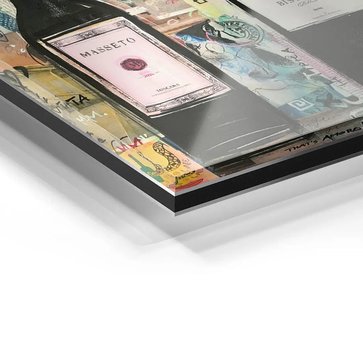 Detailansicht Wandbild auf Acrylglas mit Weinflasche und farbenfrohem Collage-Hintergrund