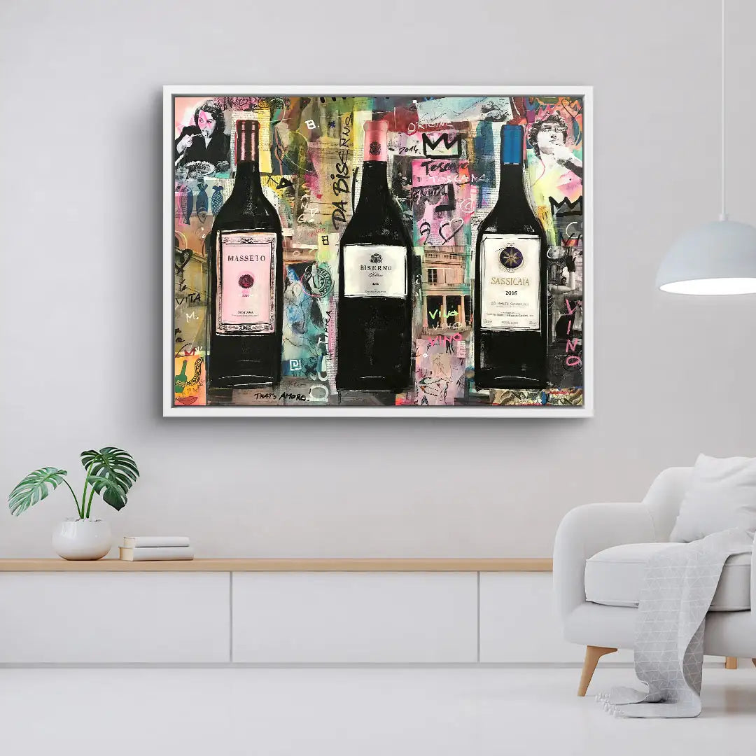 Modernes Wandbild mit drei Weinflaschen vor buntem Graffiti-Hintergrund im Wohnzimmer