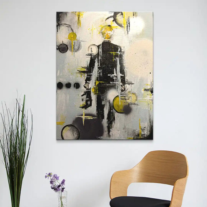 Modernes abstraktes Wandbild mit stilisierter Figur, gelben und schwarzen Akzenten, Wohnzimmer