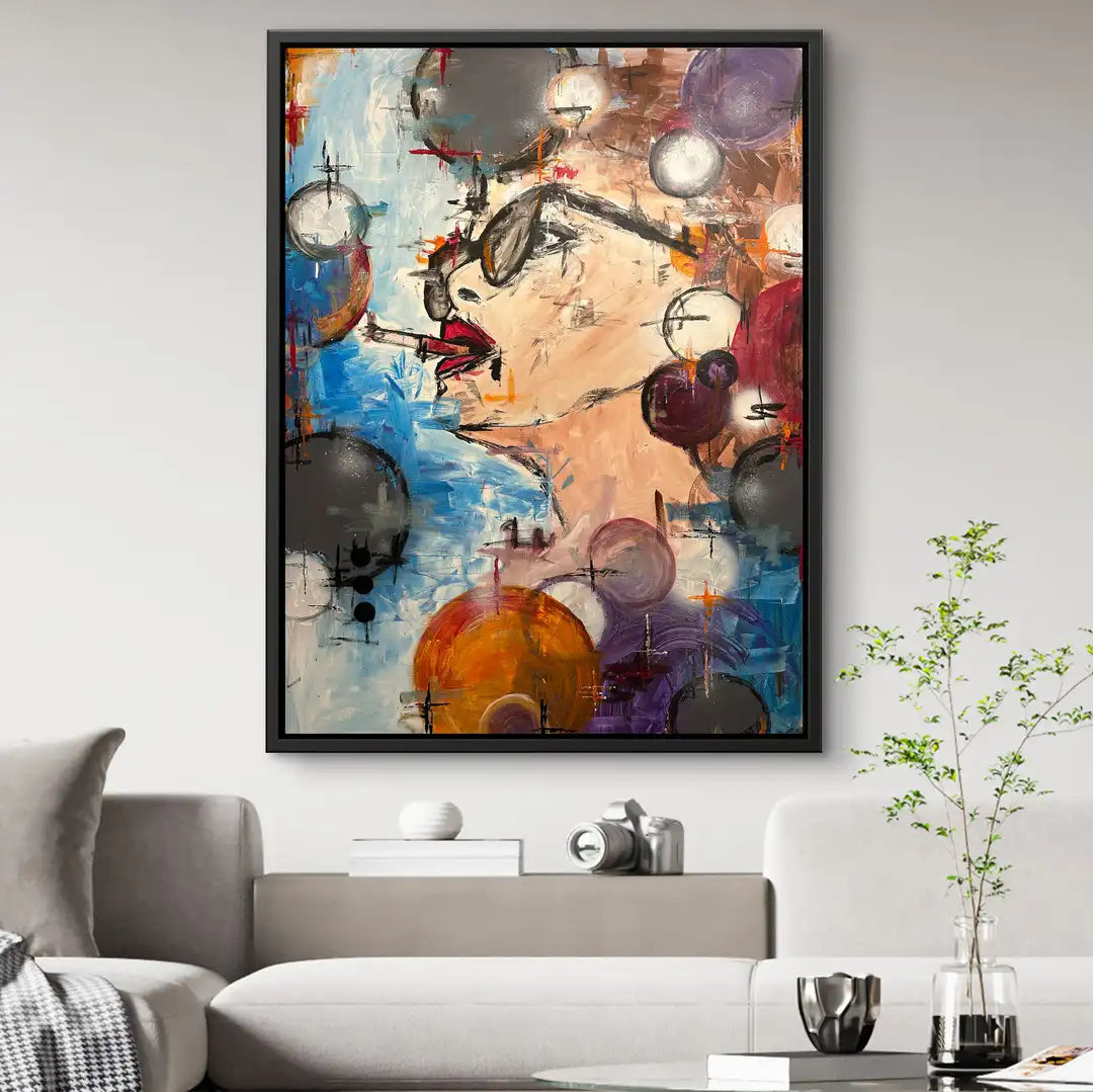 Abstraktes Wandbild mit Frau, Sonnenbrille und Zigarette im modernen Wohnzimmer