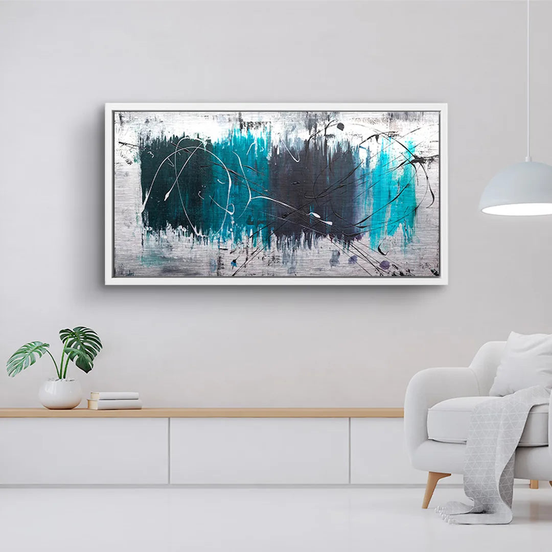 Abstraktes Wandbild mit türkis, blau und schwarzen Farbakzenten in modernem Wohnzimmer