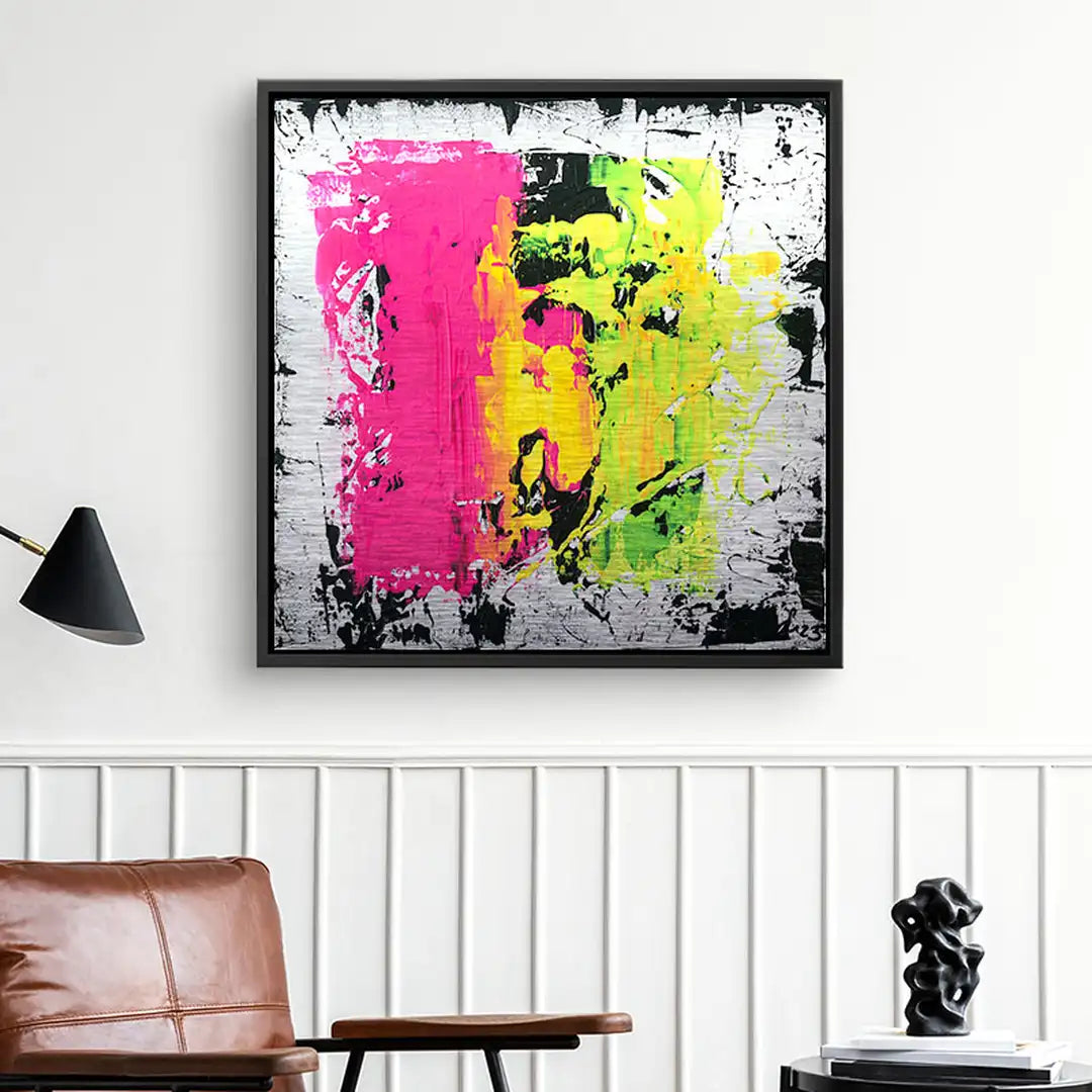 Abstraktes Wandbild mit pinken und gelben Farbakzenten auf silbernem Hintergrund in modernem Wohnzimmer
