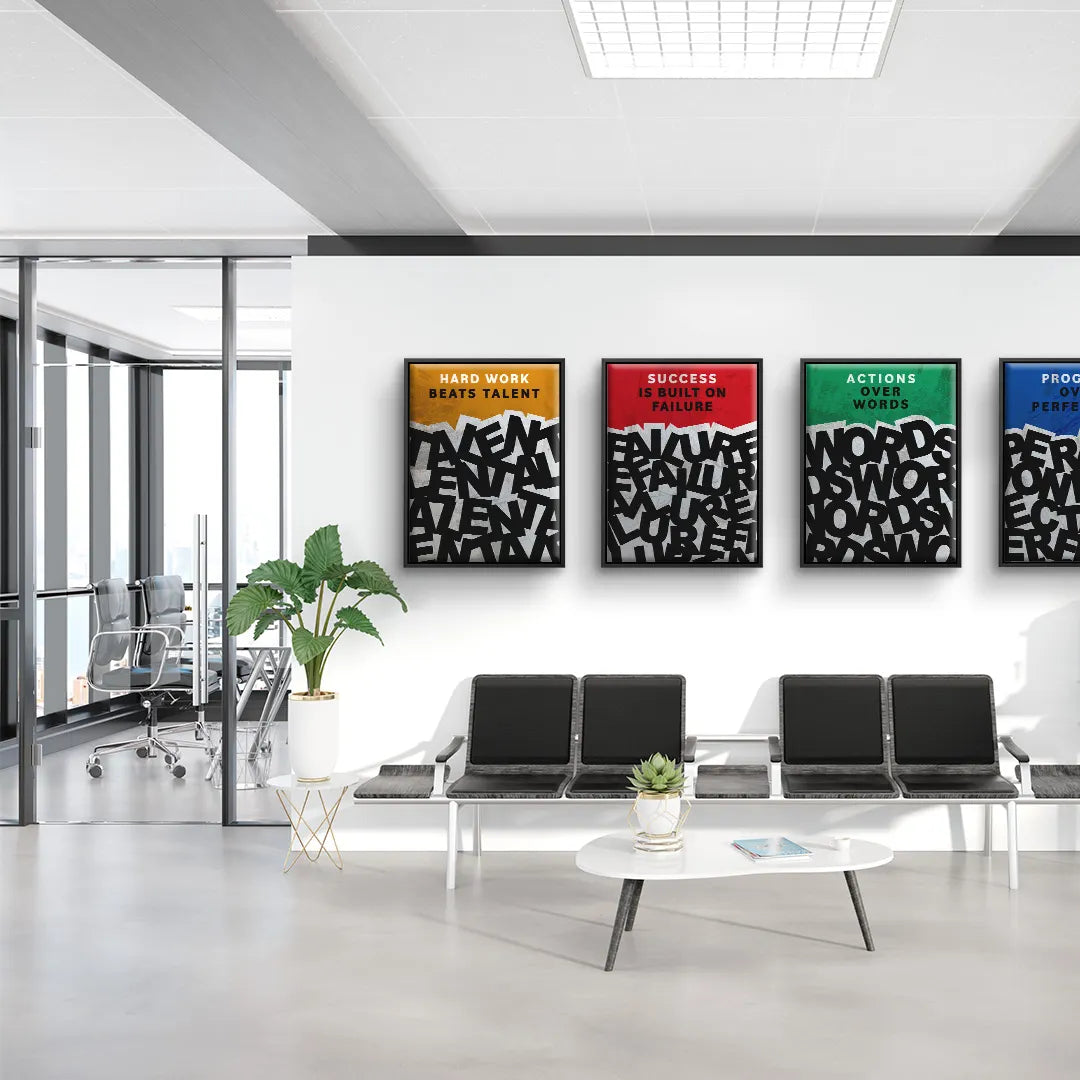 Moderne Büroeinrichtung mit vier bunten Motivationsbildern an weißer Wand, Wartebereich, Pflanzen
