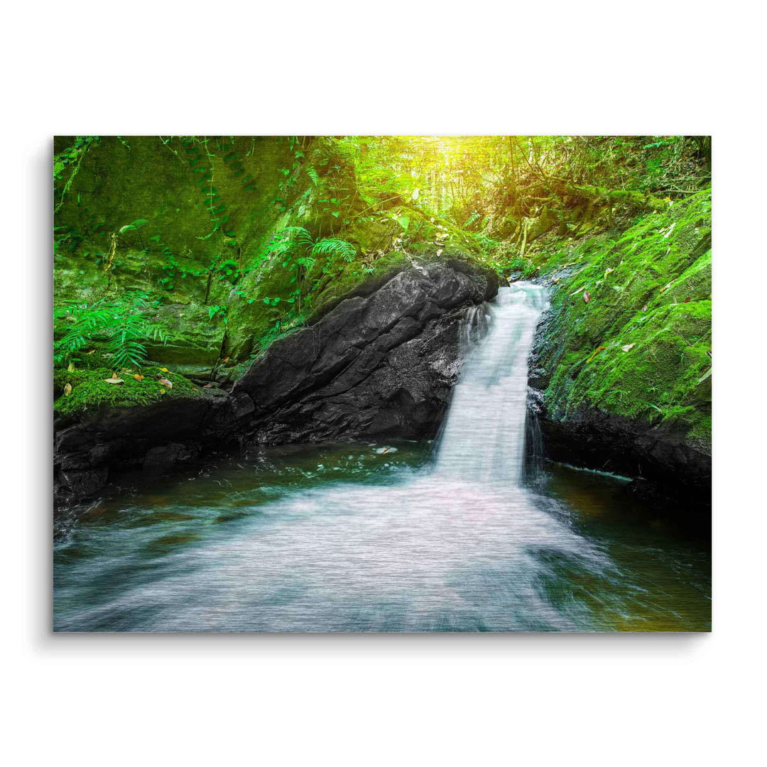 Natur Wandbild mit kleinem Wasserfall im grünen Wald, fließendes Wasser und Moosfelsen