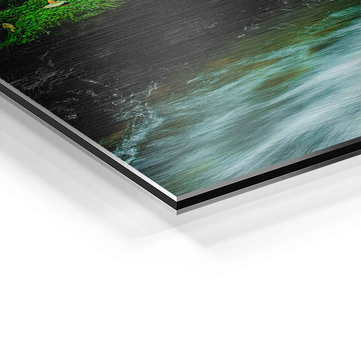Detailansicht Wandbild auf Aluminium mit kleinem Wasserfall und fließendem Wasser