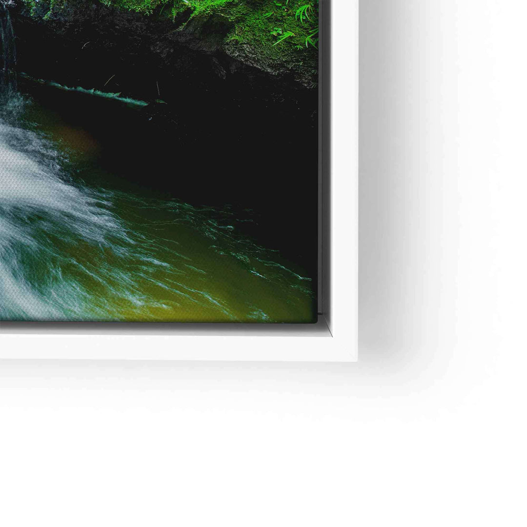 Detailaufnahme Wandbild mit kleinem Wasserfall und grünem Moos am Bachufer