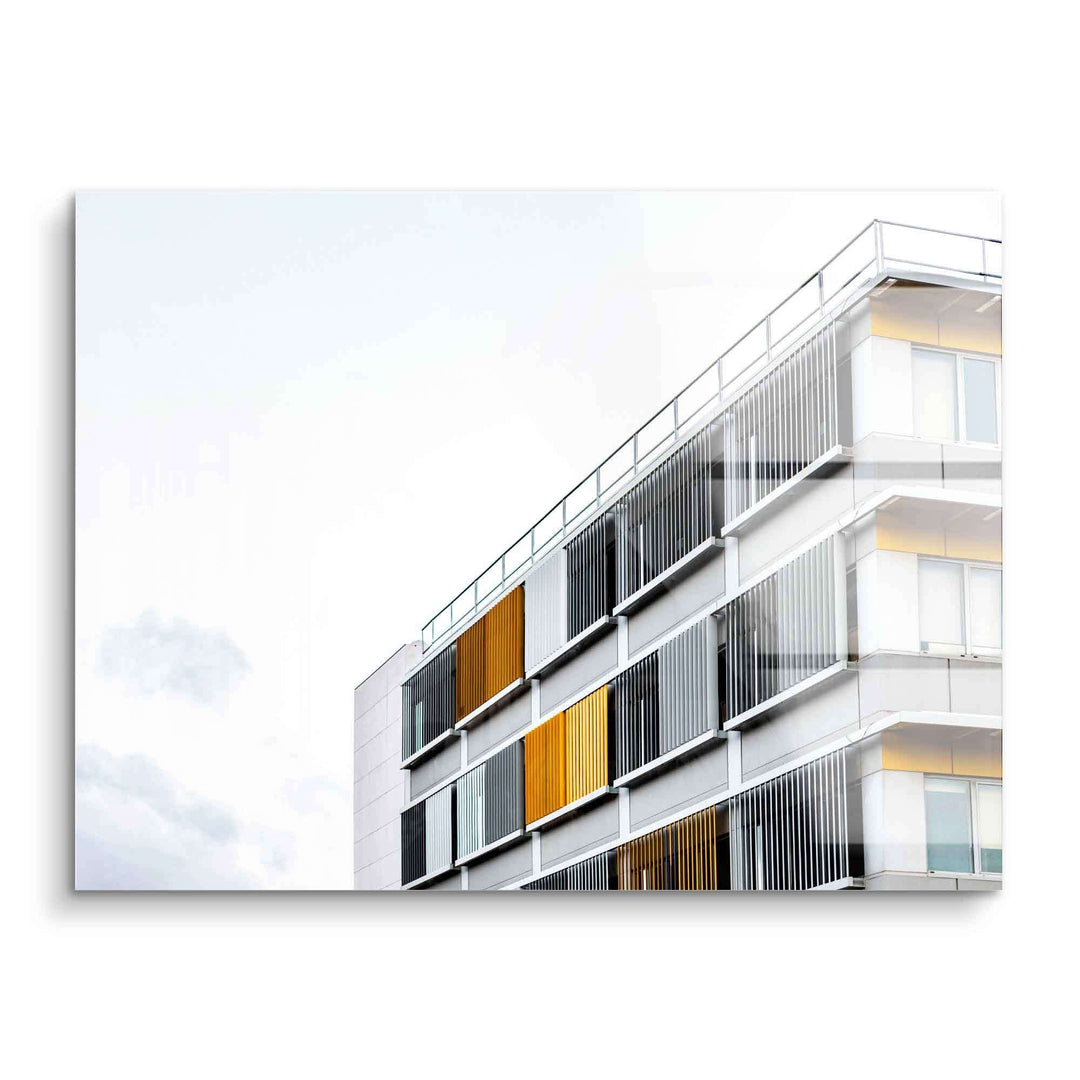 Modernes Gebäude mit gelben und grauen Fassadenelementen auf Acrylglas-Wandbild