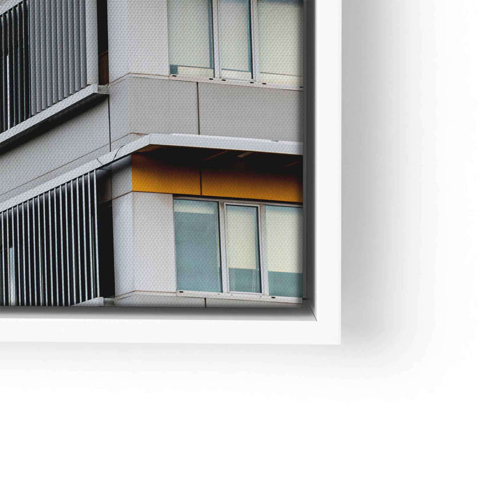Modernes abstraktes Wandbild mit Gebäudefassade, Fenster und gelbem Akzent, gerahmt