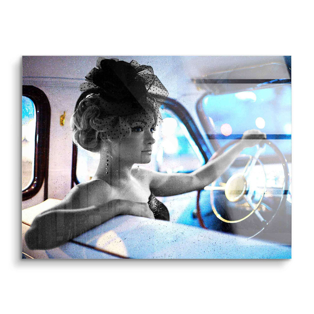 Retro Wandbild Frau im Auto mit elegantem Hut, vintage Stil, glamouröse Kunst