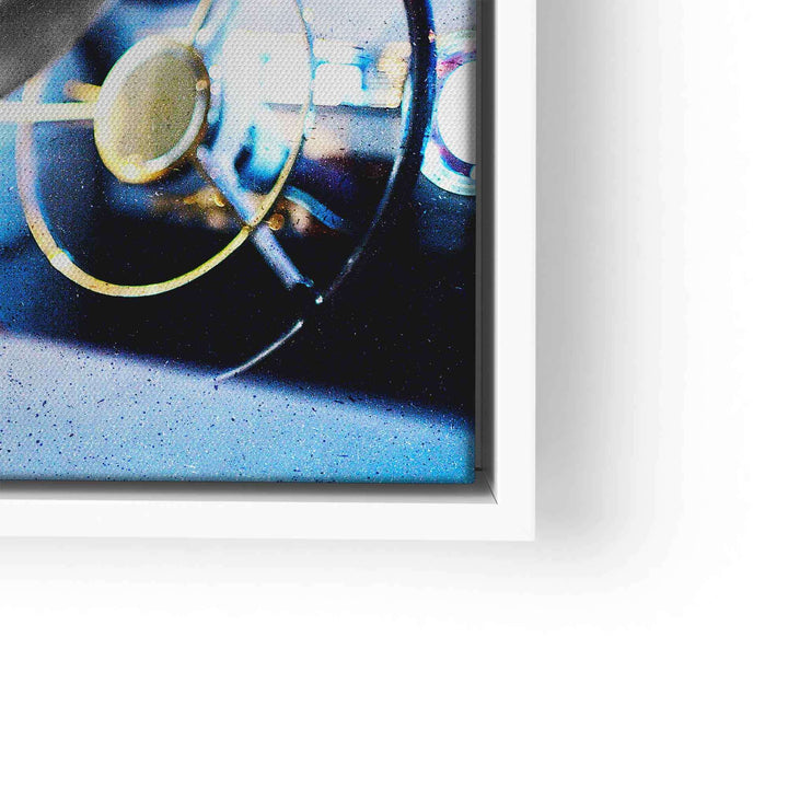 Detail eines modernen Retro-Wandbilds mit Autolenkrad in blauen Farbtönen, Nahaufnahme.