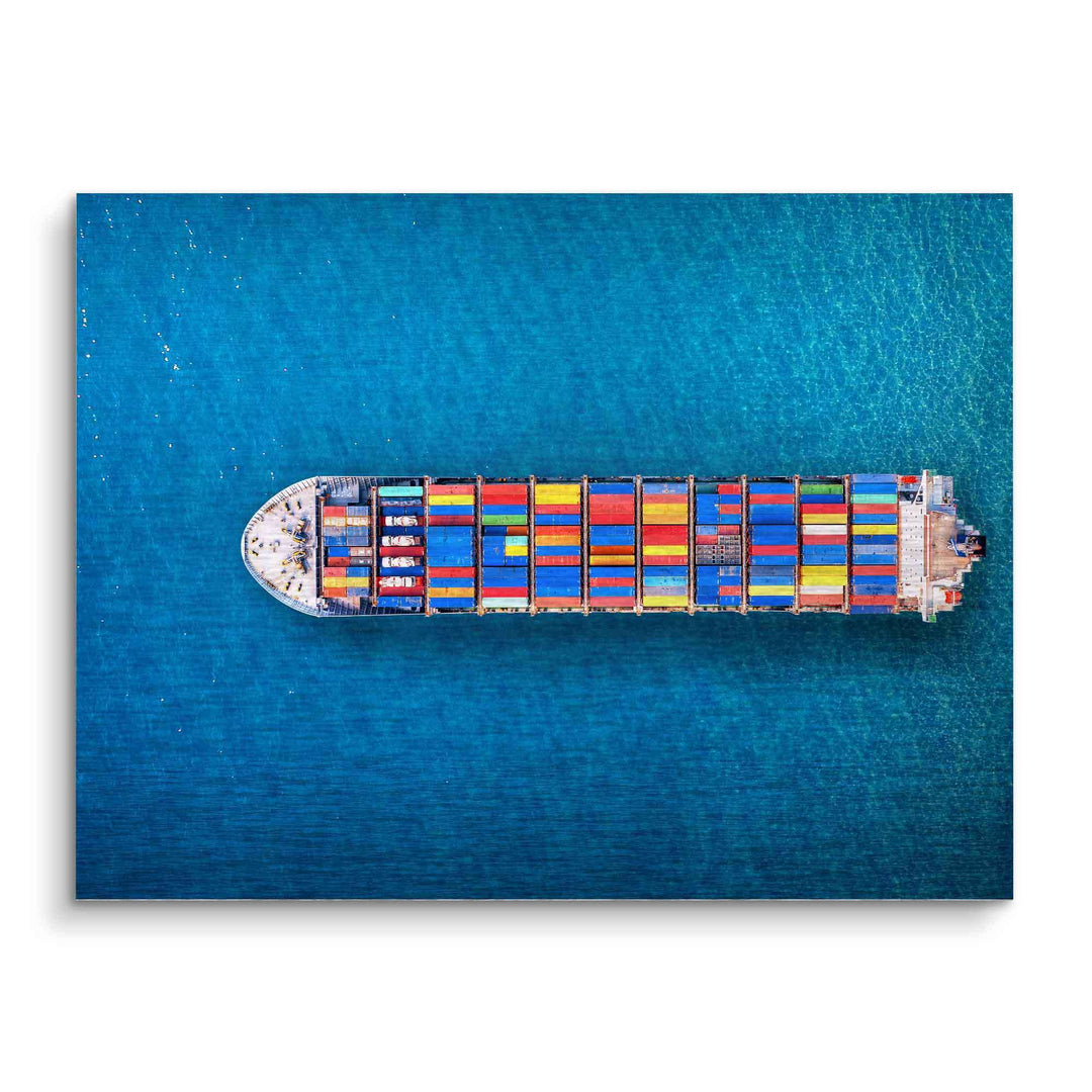 Luftaufnahme eines Containerschiffs mit bunten Containern auf blauem Meer