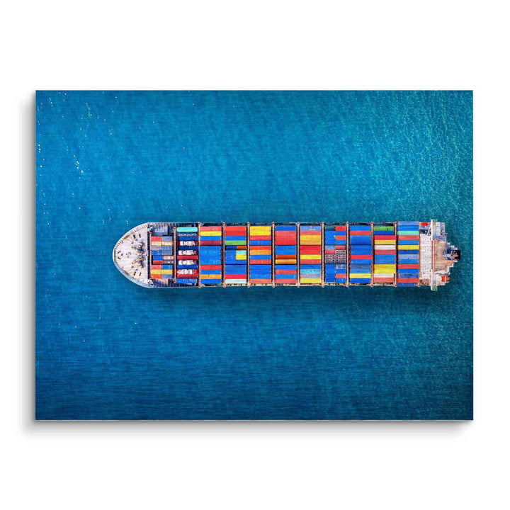 Luftaufnahme eines Containerschiffs mit bunten Containern auf blauem Meer