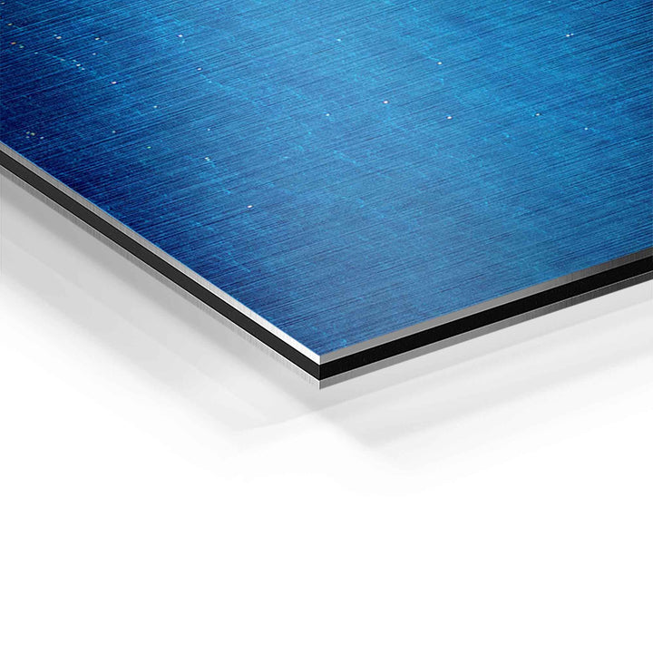 Detailansicht eines glänzenden Aluminium-Wandbilds mit gebürsteter blauer Oberfläche