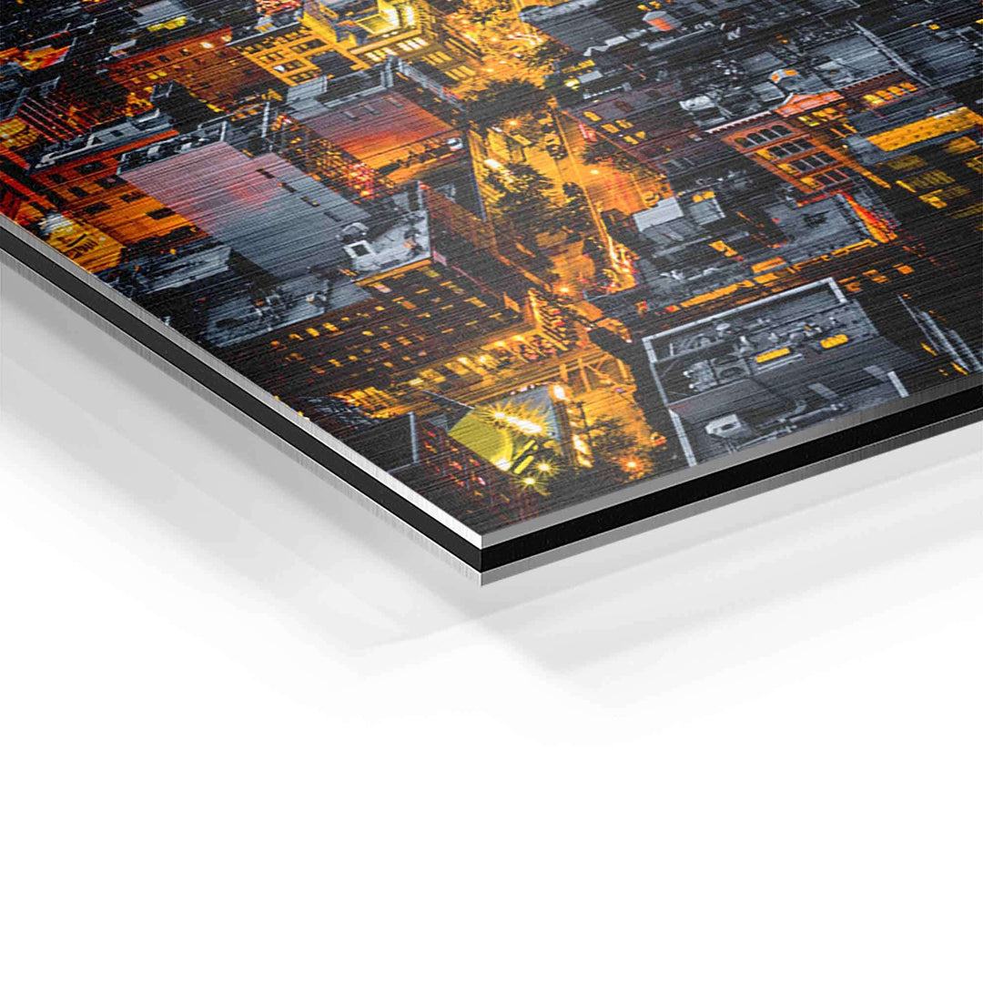 Detailansicht XXL Wandbild New York bei Nacht, leuchtende Stadtansicht auf Aluminium